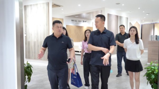 媒體(ti)聚(ju)焦 行業對話(hua) | 搜狐髮(fa)起“2023中(zhong)國(guo)傢(jia)居價值100公(gōng)司”探尋之(zhi)旅，走(zou)進(jin)世友地闆